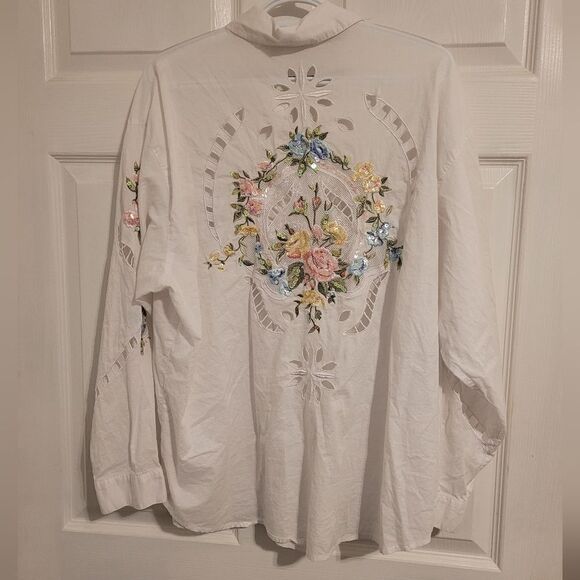 Beautiful floral embroidered and sequin cut out top - Picture 2 of 11